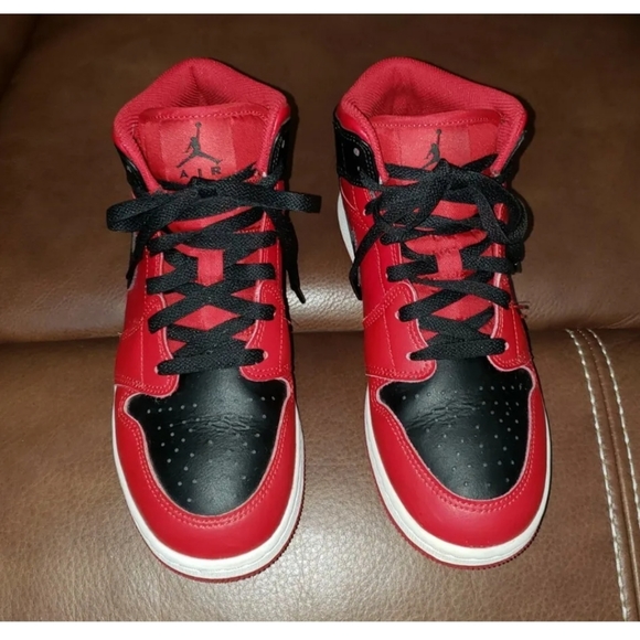 Nike Air Jordan 1 Mid Gym Red Banned Bred Shoes 554725-074 - Size 6Y - Picture 3 of 12